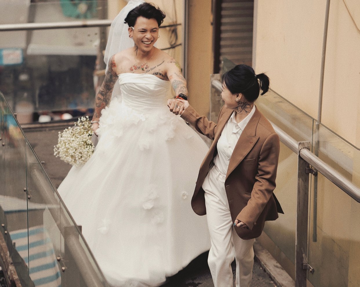 Unusual wedding photos: The groom wears a dress, and the bride wears a suit.