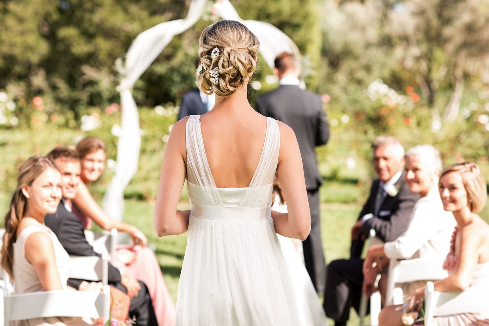 Man Emerges from Bride’s Dress Mid-Wedding, Leaving Guests Shocked and Amused: The Hilarious Reason Behind It