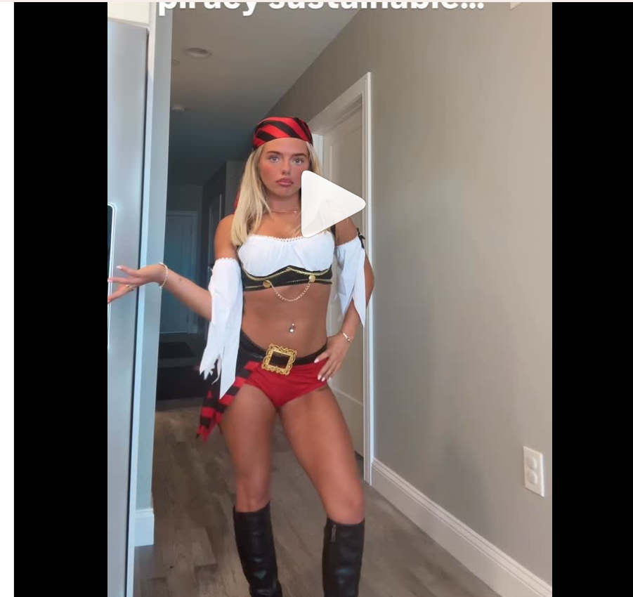 💬 After Seeing Chloe’s Halloween Outfit, I Have One Major Question About Her Relationship with Johny