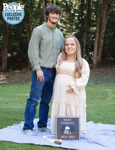 Breaking News! 7 Little Johnstons Star Elizabeth Johnston Expecting Baby No. 2, Family Gears Up for New Season!