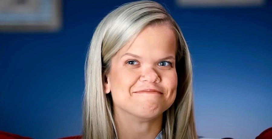 Anna Johnston smiling in a 7 Little Johnstons confessional