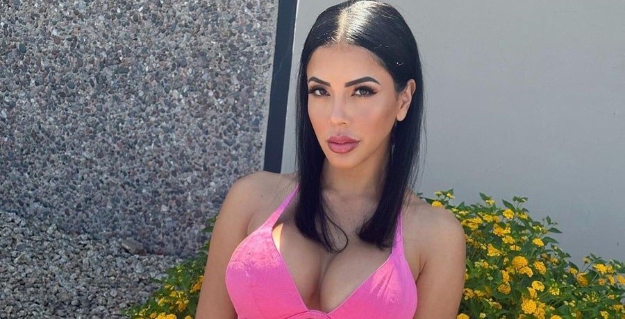 Jasmine Pineda outdoor look