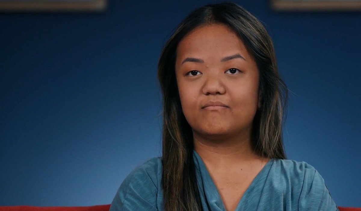 Emma Johnston in a 7 Little Johnstons confessional