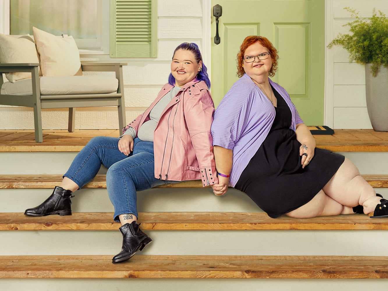 Amy Slaton and Tammy Slaton sitting back to back on porch steps