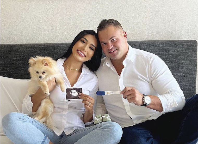 Patrick Mendes and Thais Ramone announcing their pregnancy