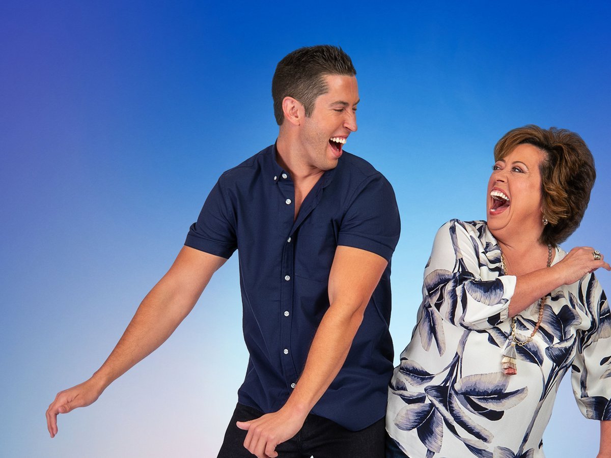 Matt and Kelly laughing together on I Love a Mama's Boy