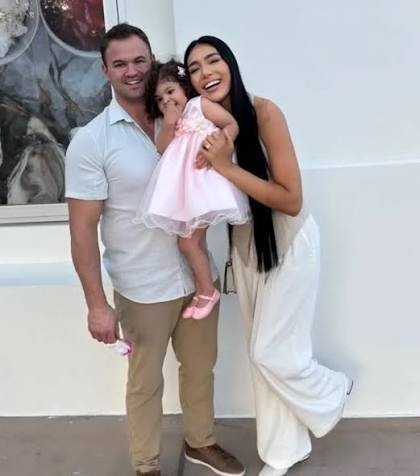 Patrick Mendes, Thais Mendes and their daughter Aleesi in a family photo