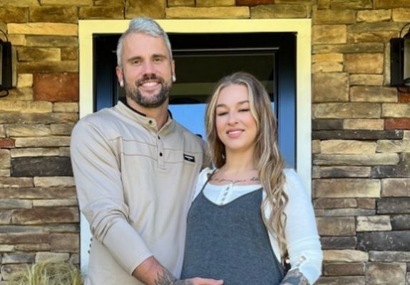 Ryan Edwards and a pregnant Amanda Conner posing together