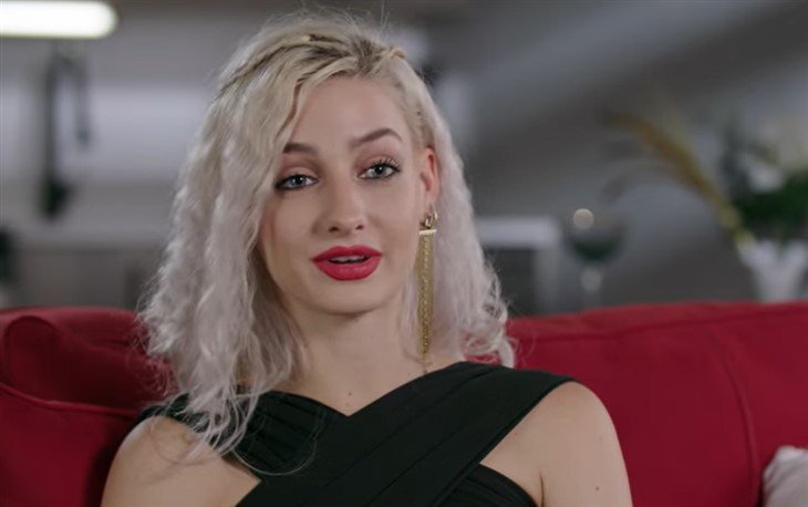 Moriah Plath with platinum curly hair in Welcome to Plathville