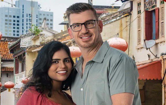 Jonathan and Ally posing together in Singapore on 90 Day Fiance The Other Way