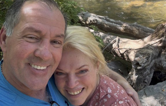 Janelle Brown and her boyfriend Pete smiling together outdoors