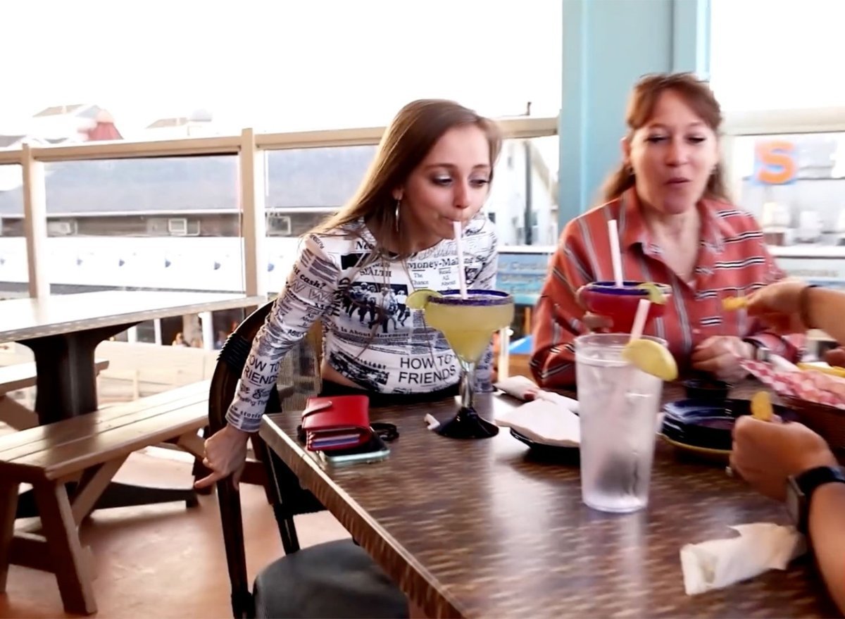 Shauna Rae out at a restaurant with her mom Patty