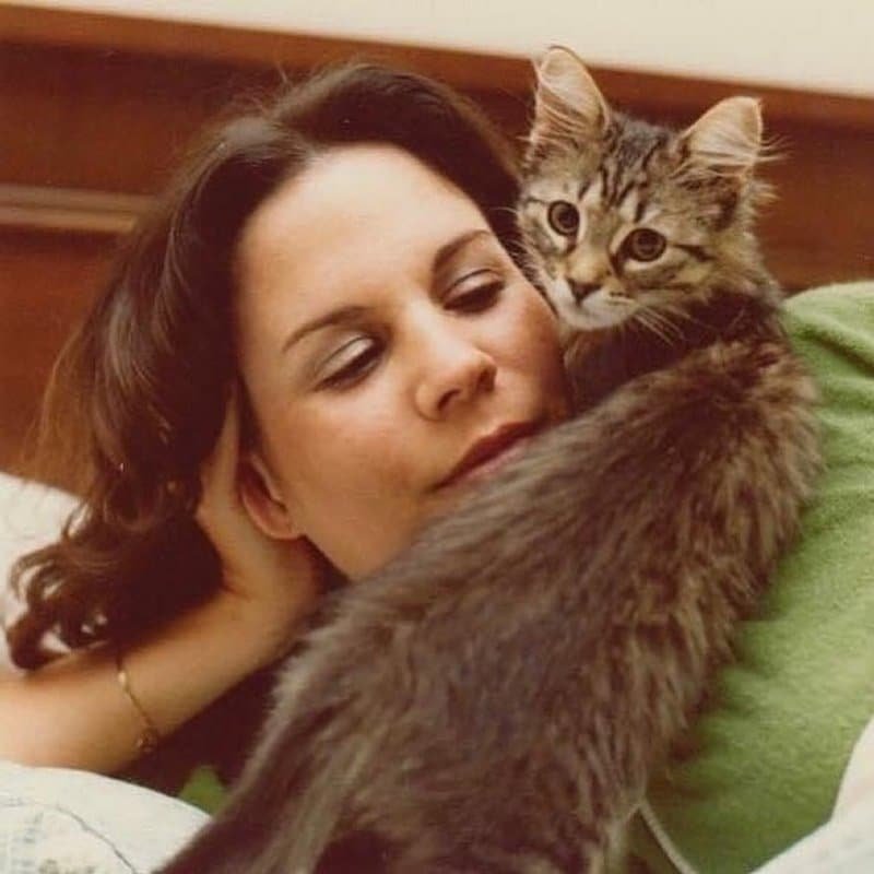 A young Babs Thore with a cat in a vintage throwback photo