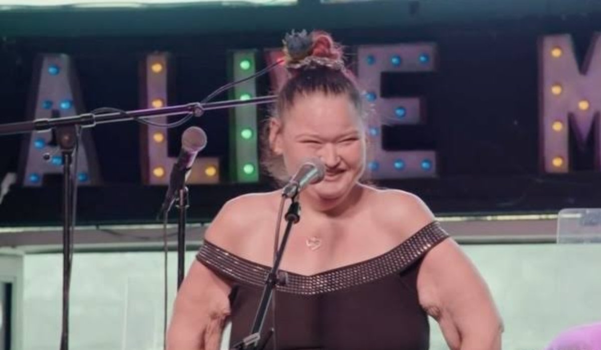 Amy Slaton singing into a microphone on stage during her Season 9 music storyline