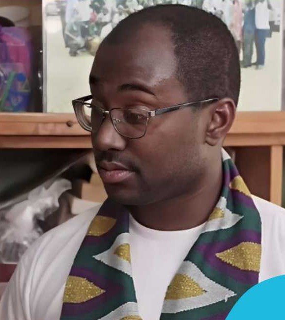 Niles in a kente cloth stole, close-up