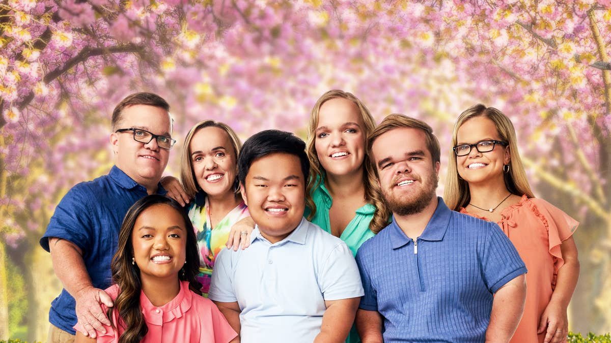 The 7 Little Johnstons cast in a season photo